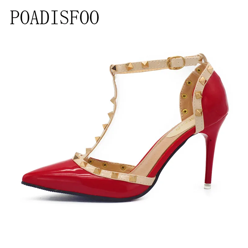 baratas Moda verão Normic Rebite Japanned Recorte de Couro de alta Salto Fino Bico fino Bombas Mulheres Sexy Sandálias de salto alto. DFGD 868