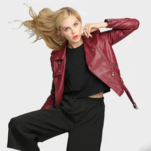 Новое поступление Осенняя мотоциклетная кожаная куртка женская короткая Дизайнерская куртка с отложным воротником Тонкая искусственная кожа куртки