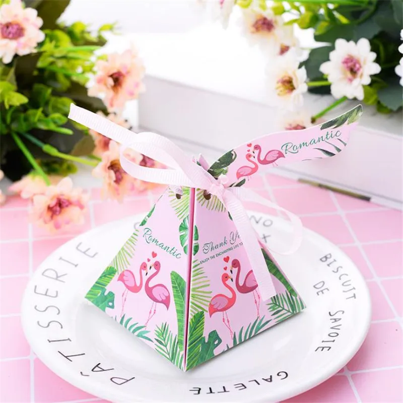 Flamingo/leaves Green Triangular Pyramid Wedding Favors and Gifts Candy Box Chocolate Box Decoration Birthday Party Bomboniera - Цвет: E