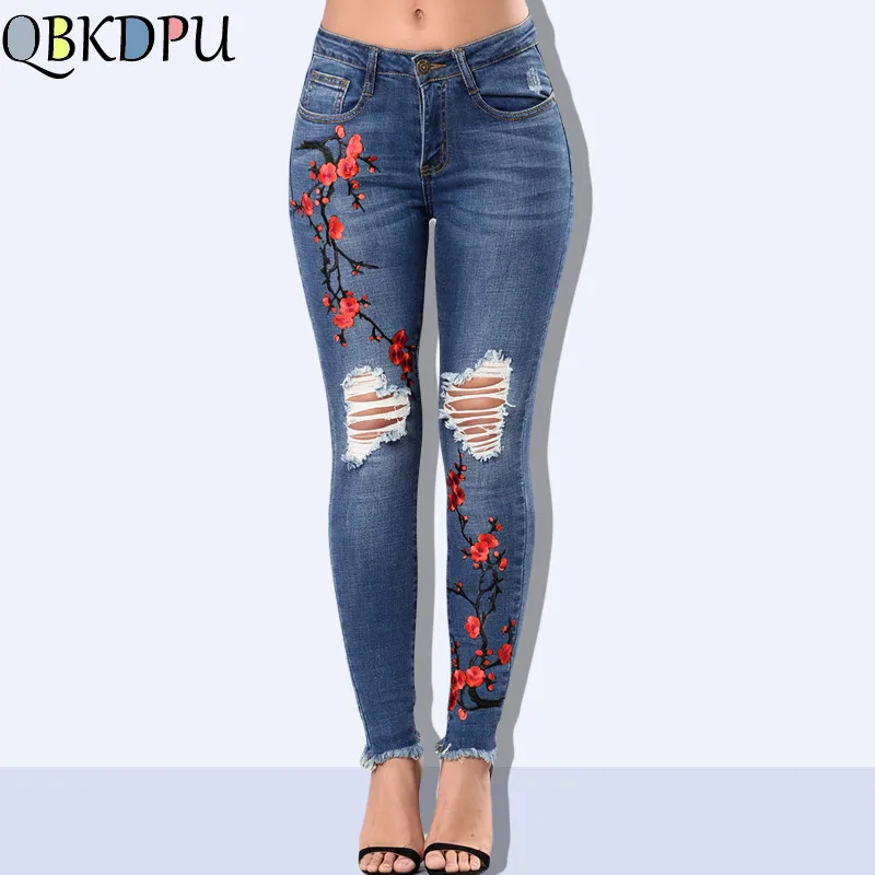 Стрейч с цветочной вышивкой джинсы для Для женщин эластичные женские тонкие джинсовые штаны 2019 новые рваные сливы узор джинсовые брюки Femme
