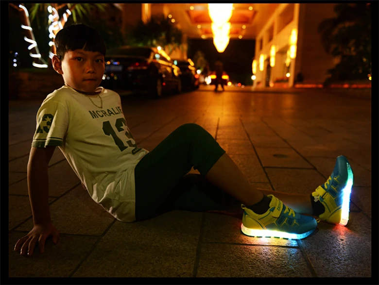 Новое поступление; детская повседневная обувь; светодиодный яркий свет; дышащие кроссовки для мальчиков и девочек; Зарядка через usb; модная детская обувь на плоской подошве; 02B