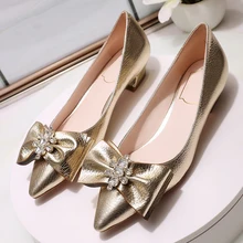 Обувь с украшением в виде кристаллов для вечеринки; женские туфли-лодочки с острым носком; туфли-лодочки с квадратными каблуками из лакированной кожи