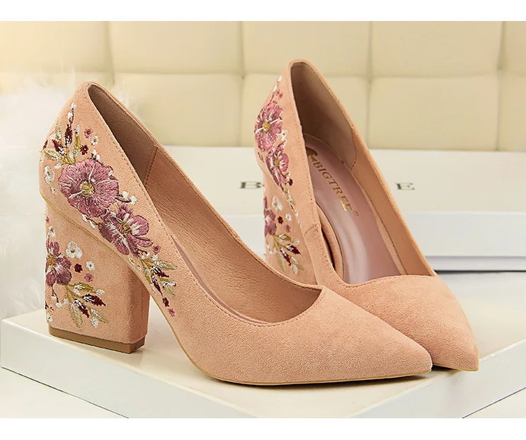 Женская обувь на высоком каблуке с цветочной вышивкой; коллекция года; сезон весна; женские туфли-лодочки; модная женская свадебная обувь; Цвет Черный; женская офисная обувь; пикантная обувь на шпильке