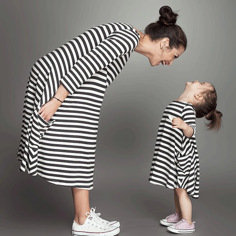 Новое платье для мамы и дочки, одежда в полоску для семьи, платья, одинаковые комплекты для семьи, платье для детей и женщин