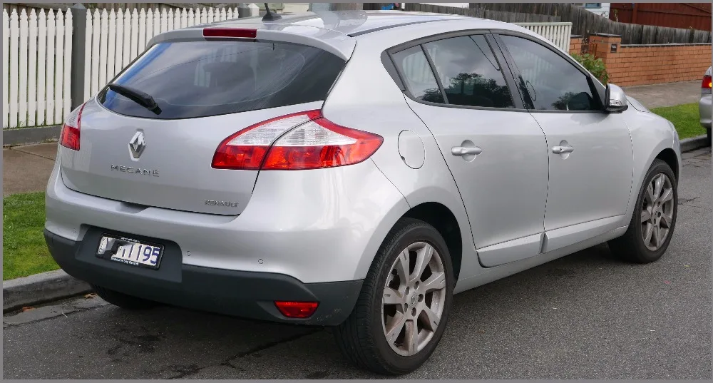 2011_Renault_Mégane_(B32)_Privilege_hatchback_(2015-07-15)_02000 