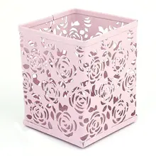 Розовая металлическая выдолбленная подставка для карандашей с цветами