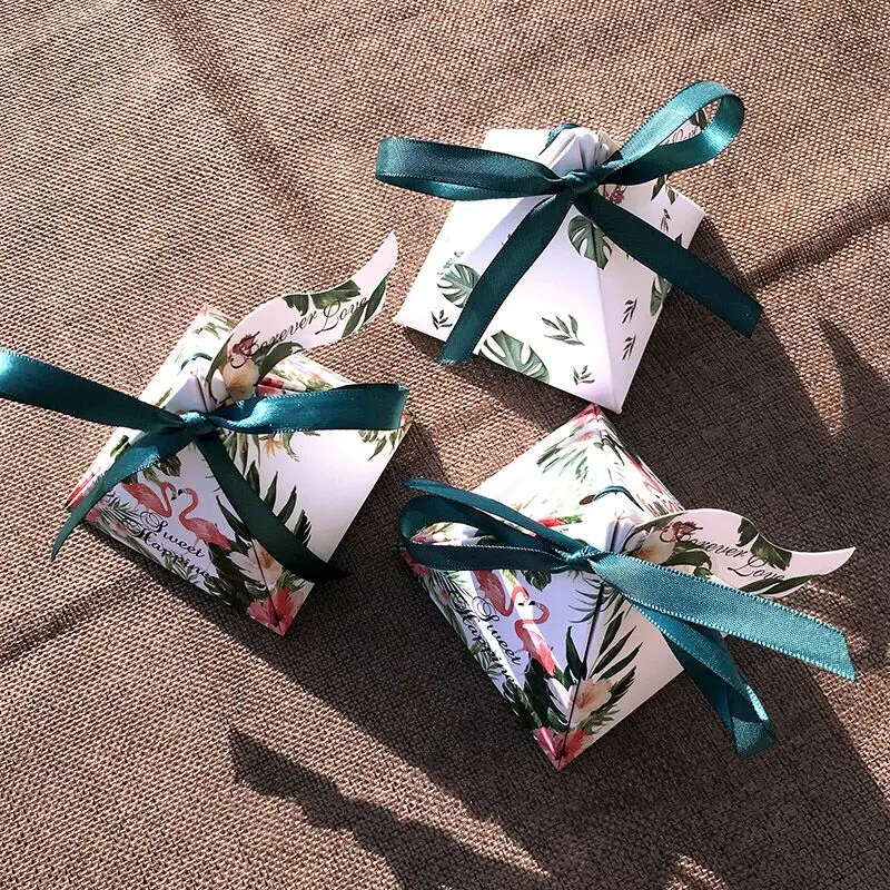 

100pcs Creative Triangular Pyramid Flamingo style Candy Box with dark green ribbon Wedding Favors Party Supplies thanks Gift Box