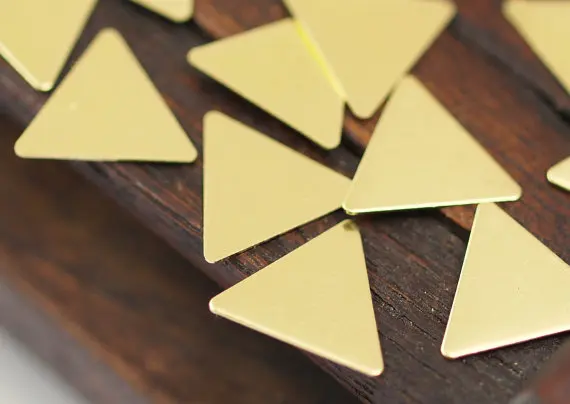 

50 pcs Raw Brass Triangle Blank (9 x 10 mm) brs 621-0