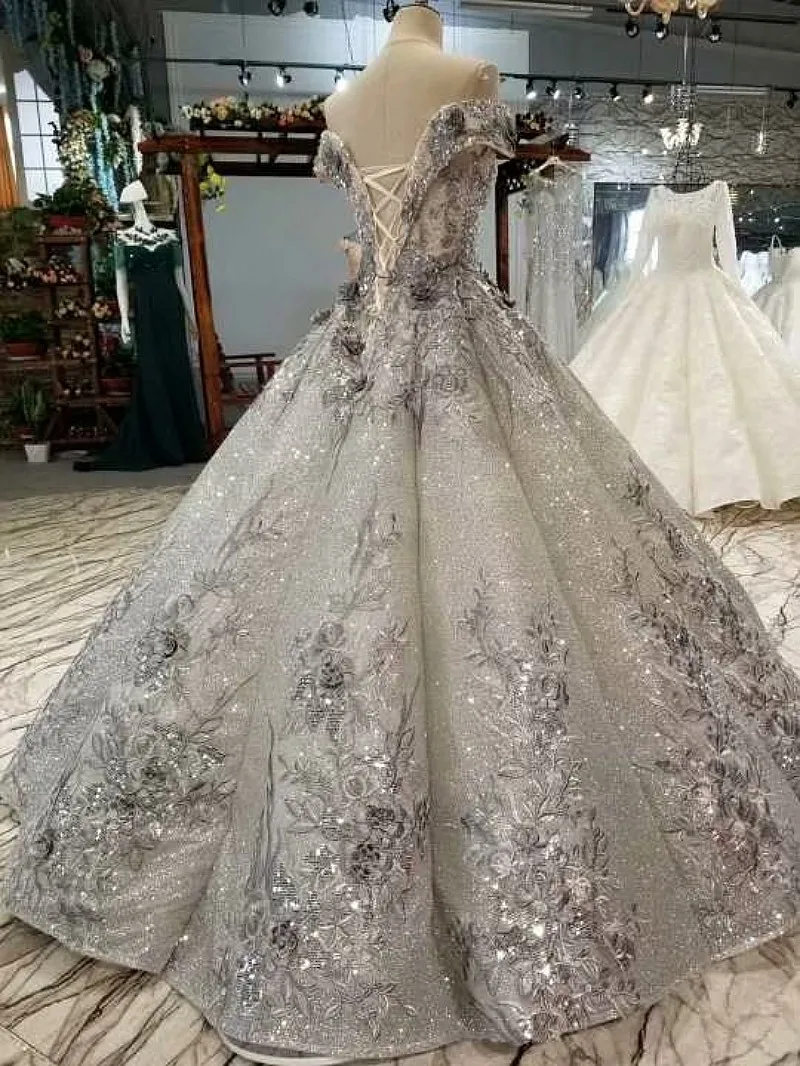 CloverBridal Длина пола серебряное бальное платье Кружева аппликации 3D цветы блестками невесты платье с жемчугом грубая юбка свадебное платье