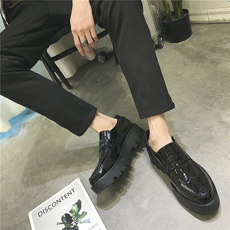 Летние черные туфли из лакированной кожи на платформе; модные туфли на молнии, увеличивающие рост; мужские лоферы; Роскошные брендовые броги в уличном стиле