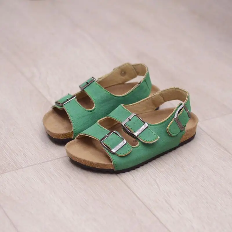 Новые стильные детские сандалии для мальчиков и девочек; Летние пробковые без каблука кожаные туфли маленьких сандалии пряжки Повседневное пляжная обувь