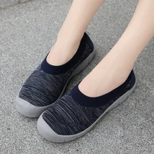 Новые осенние женские сетчатые кроссовки, женская повседневная обувь на плоской подошве, дышащая женская обувь для матерей, размер 35-42