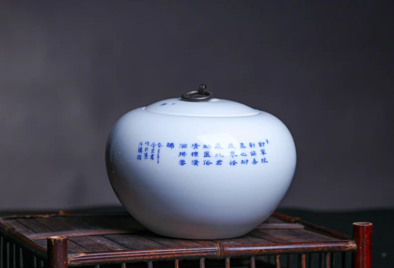 Changwuju в Цзиндэчжэнь тонкая чайная коробка ручная роспись Jinhongxia синий и белый чай каннистер, а также банка для хранения и ваза