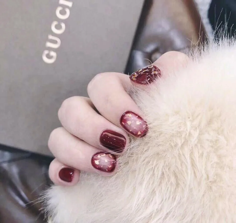 

24 pcs Red Press On Fake Nails With Gold Foil Designs Short Square False Nail Tips Acrylic Faux Ongles With Glue Sticker