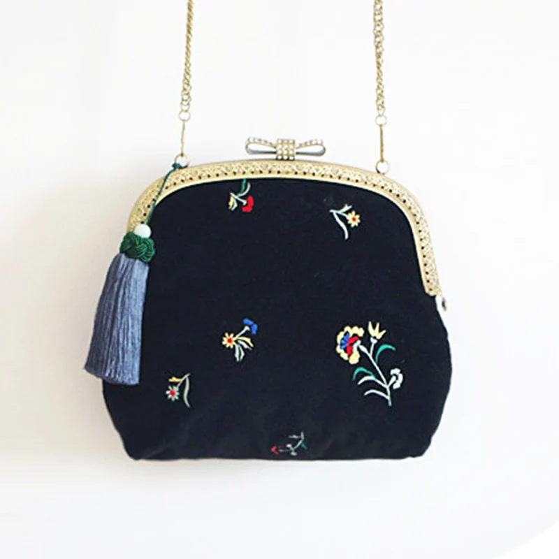 

Vintage Black Velvet Bag Embroidery Flower Velvet Crossbody Handbag Floral Vintage Women Black Handbag Metal Bow with Diamond