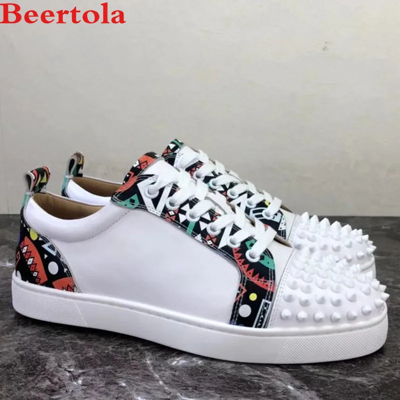 

New Leisure Shoes Men Back Graffiti Low Top Round Toe Rivets White Flats Shoes Men Casual Unisex Couple Shoes Fashion Chaussures
