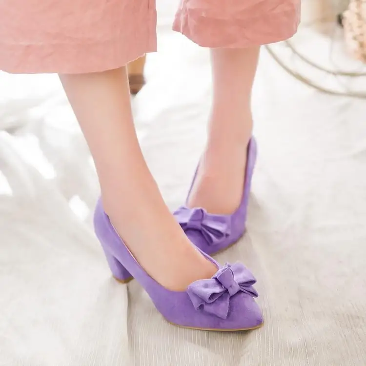 Весенняя обувь на среднем каблуке 6 см с острым носком и бантом; цвет фиолетовый; женская обувь с розовым бантом