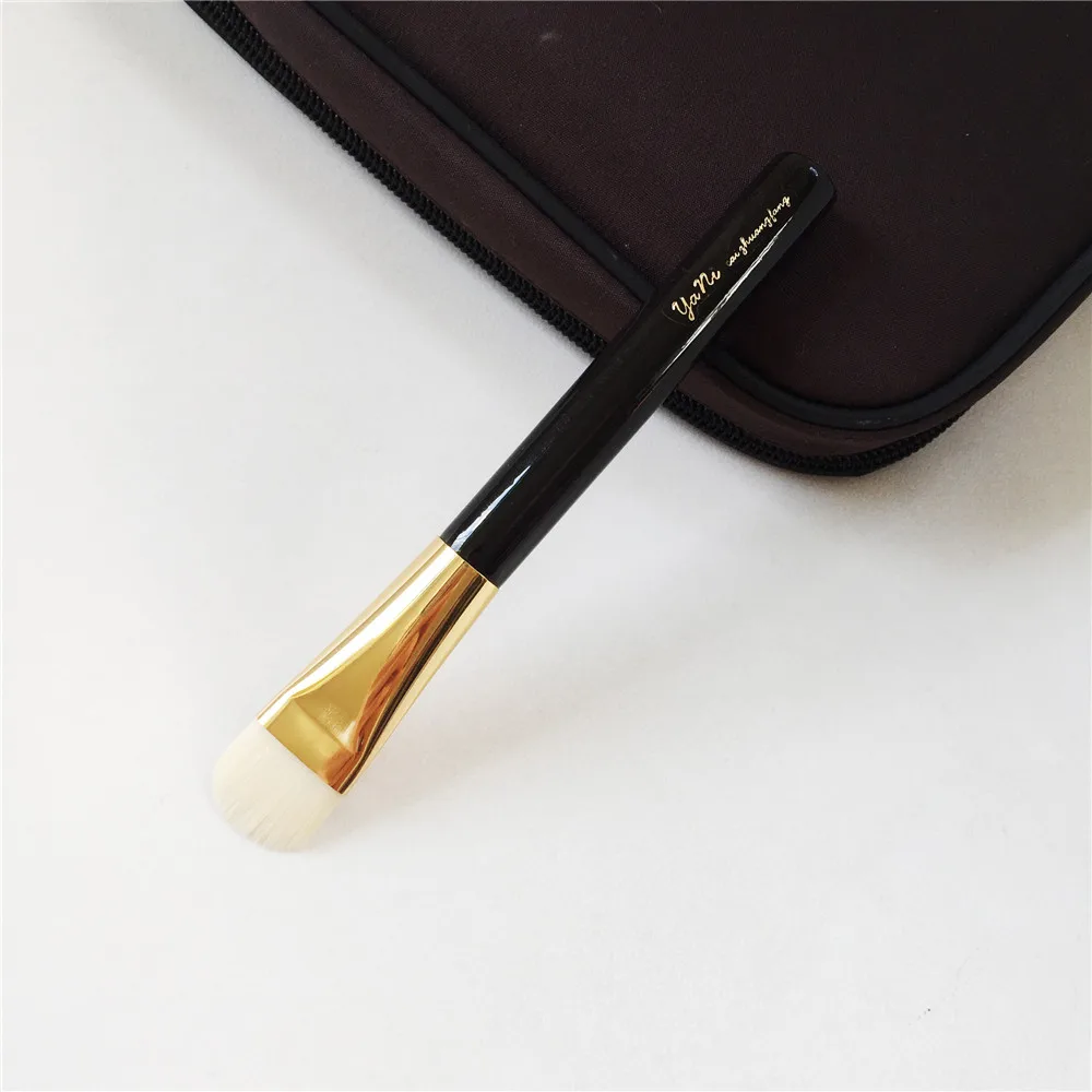 yani TF-SERIES SHADE AND ILLUMINATE BRUSH 04 _ 1