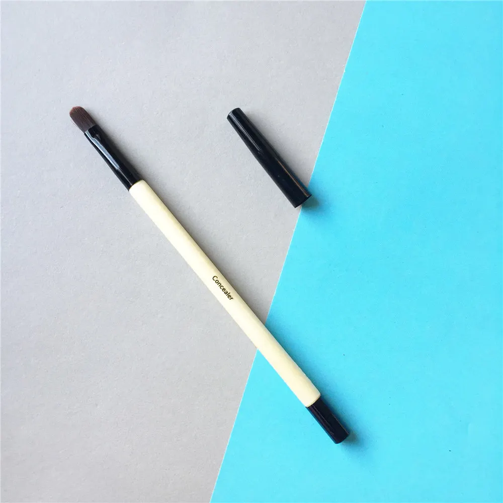 BOBBI BROWN Concealer Brush _ 1