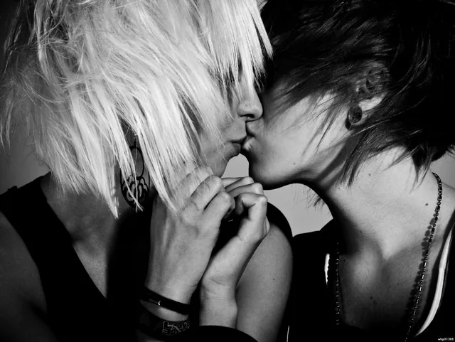 Opinion hot lesbians making out art have Someone hot lesbians making out art
