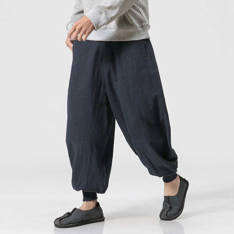 Широкие укороченные брюки мужские. Брюки свободного кроя мужские. Men cotton trousers брюки х/б мужские. Свободные широкие брюки мужские. Harem pants мужские штаны.