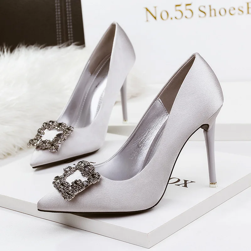 

2018 European diamond sexy Thin heels women shoes Slip on wedding pointed toe fashion ladies shoes Lovely women pumps