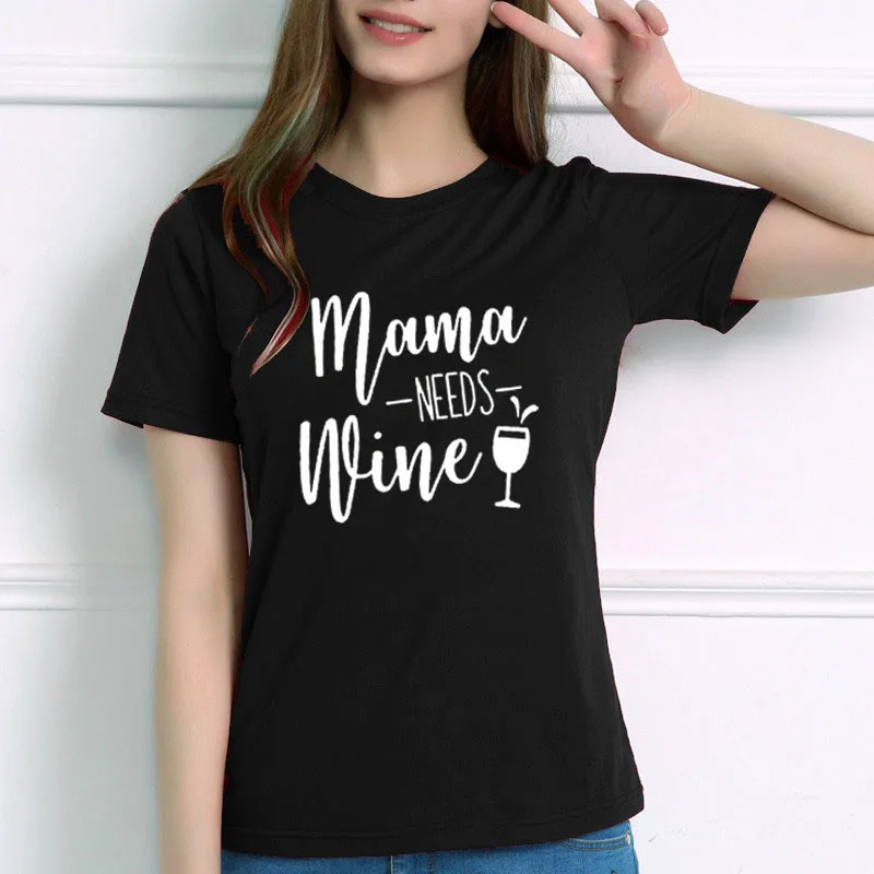 Футболка с надписью Mama Needs Wine, Женская свободная футболка с коротким рукавом и круглым вырезом, Летняя женская футболка, топы, Camisetas Mujer - Цвет: Черный