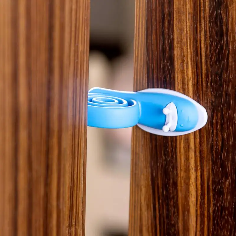 Язычок для замка межкомнатной двери. Сшить стоппер для двери своими руками. Блокиратор дверей шкафа купе. Межкомнатные замки без ключей. To fix a door.