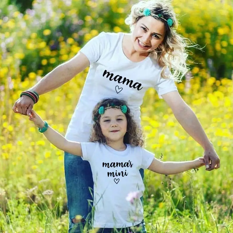 Модная футболка для мамы и дочки, mini me одинаковые Комплекты Одежда для мамы и меня одежда для мамы и ребенка белая семейная одежда