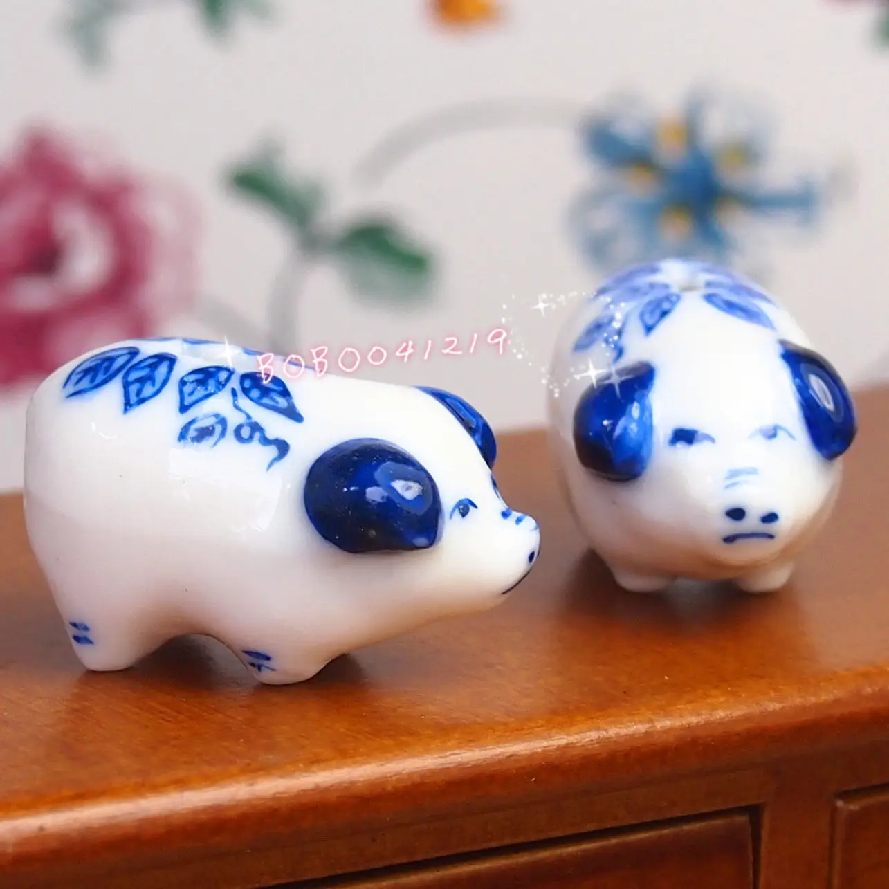 

Dollhouse Miniature 1:12 Toy A pair of Porcelaine Animal Piggies L2.3cm L-507