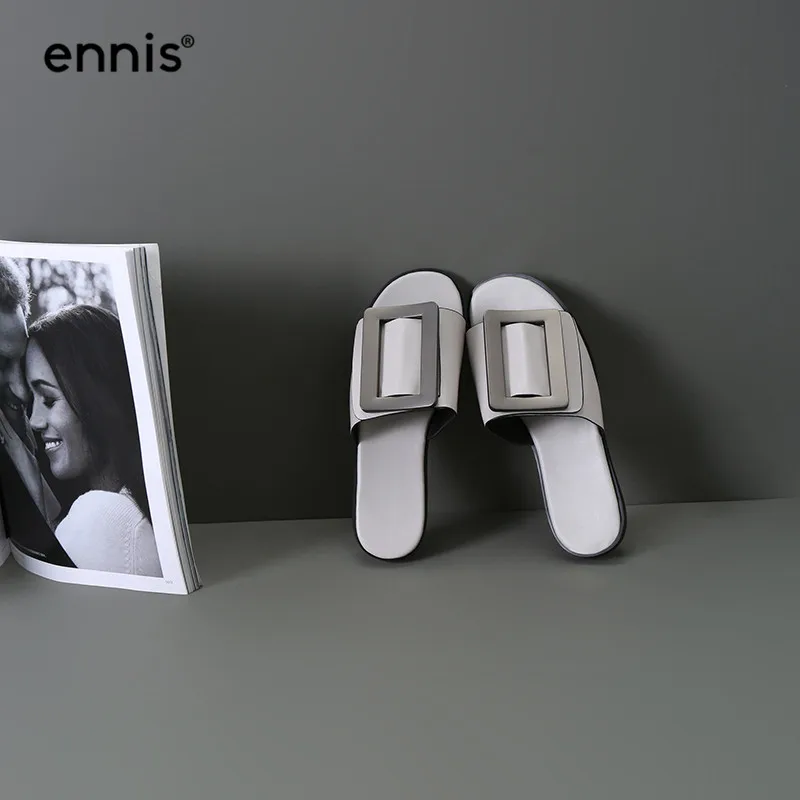 Эннис плоские тапочки Для женщин Летняя обувь тапочки из натуральной кожи большая квадратная пряжка мода вне обувь с открытым носком белый M976