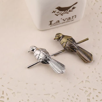 

Two Colors Game of Thrones Brooches A Song of Ice and Fire Littlefinger Petyr Baelish Mockingbird Brooches for Women and Men