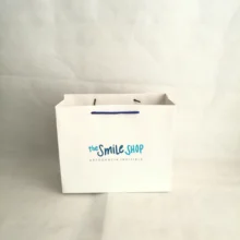 Многоразовый белый матовый бумажный Хозяйственный Мешок с хлопковой ручкой Роскошный бумажный пакет для ботинок Упаковка подарков логотип на заказ