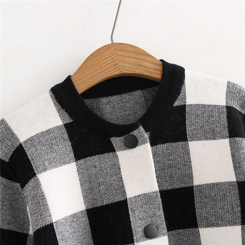 price reduction Spring and Autumn New Wild Slim Thin Contrast Checkered sweater Jacket Women Warm Casual Knit Jacke