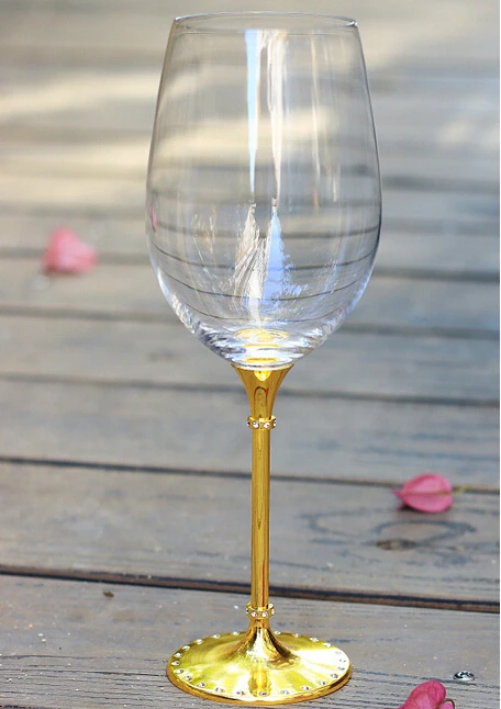 Gros plan damis en liesse avec un verre de vin affiches pour le mur • posters