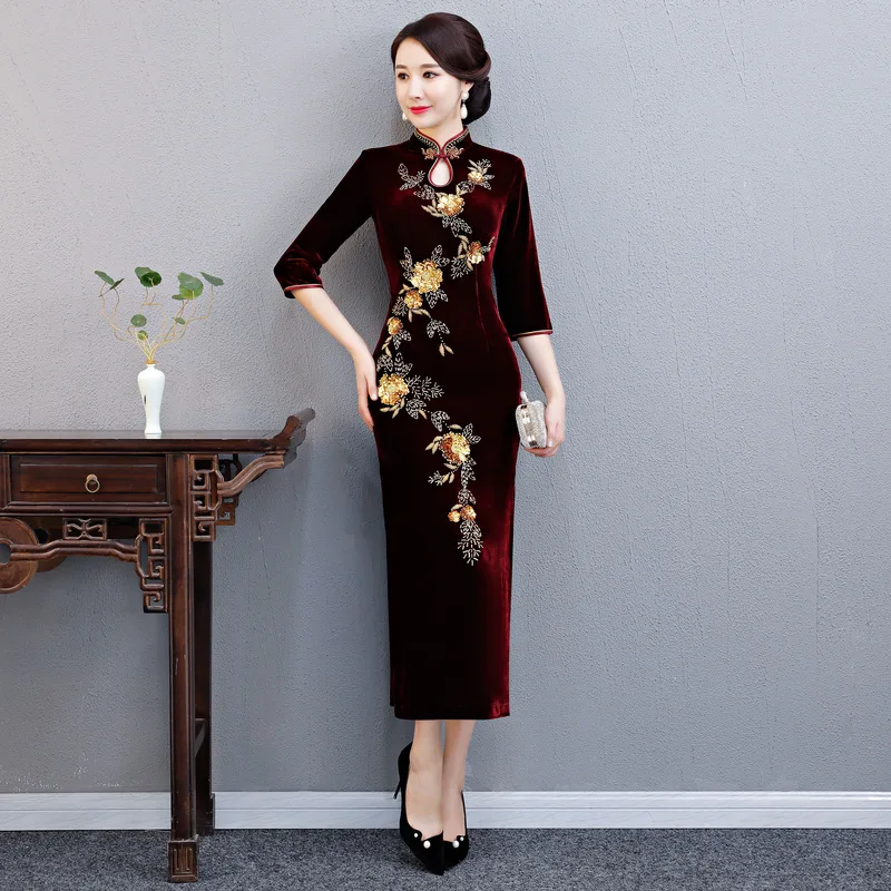 Винтаж Дамы Бисероплетение Цветочные Cheongsam Зима Новое высокое платье Ципао с разрезом Половина рукава длинное платье Мода бархат Vestidos большой размер 4XL