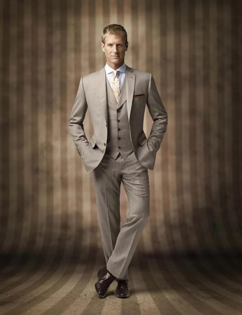 No Risk. All Reward. A tan sharkskin notch lapel suit that is the perfect look for that warm weather climate engagement. Try pastel accessories to lighten your look. The men’s khaki suit rental features Super ’s wool, flat front pants and sizing available in modern fit.