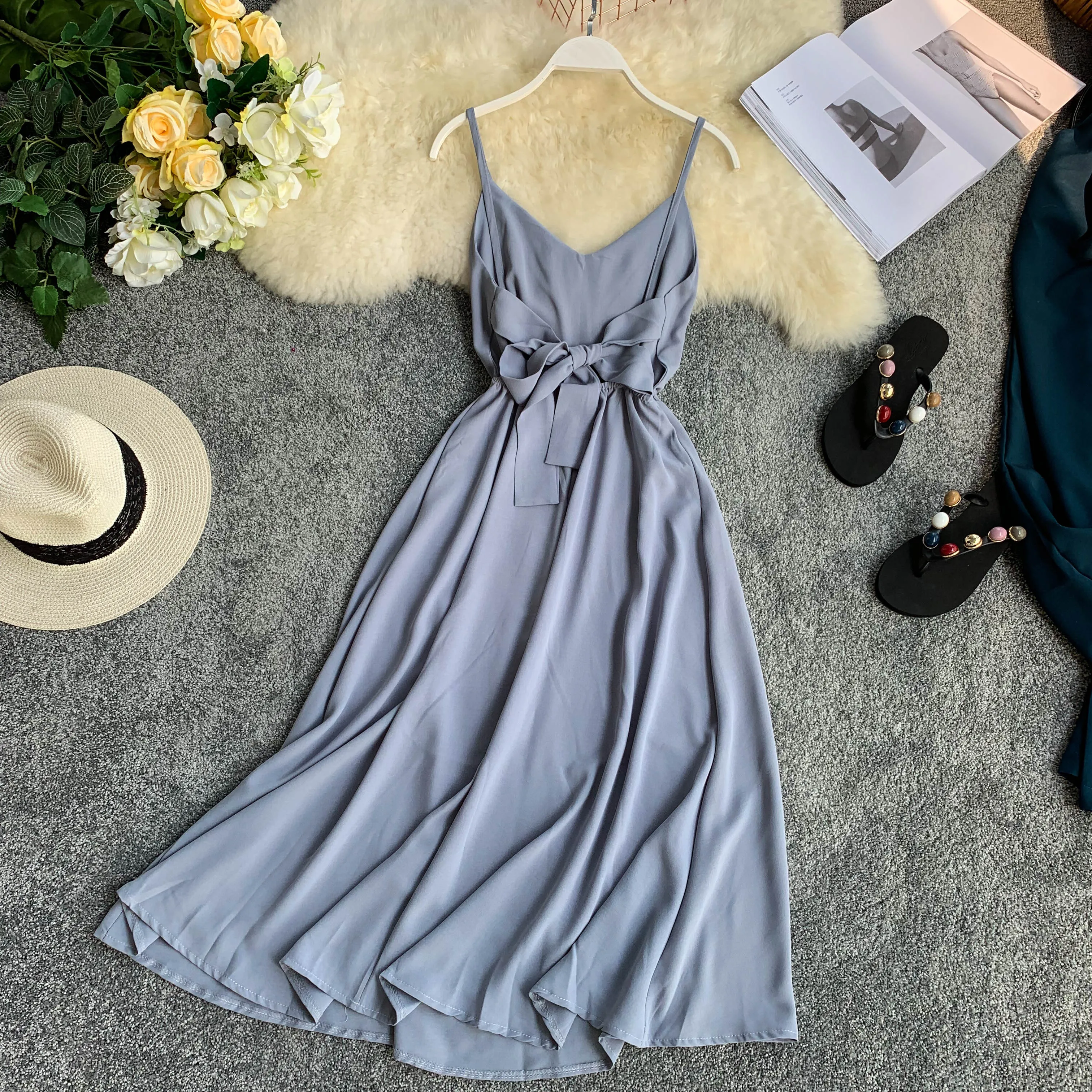 Женское праздничное платье с бантом однотонное до колена V образным вырезом и
