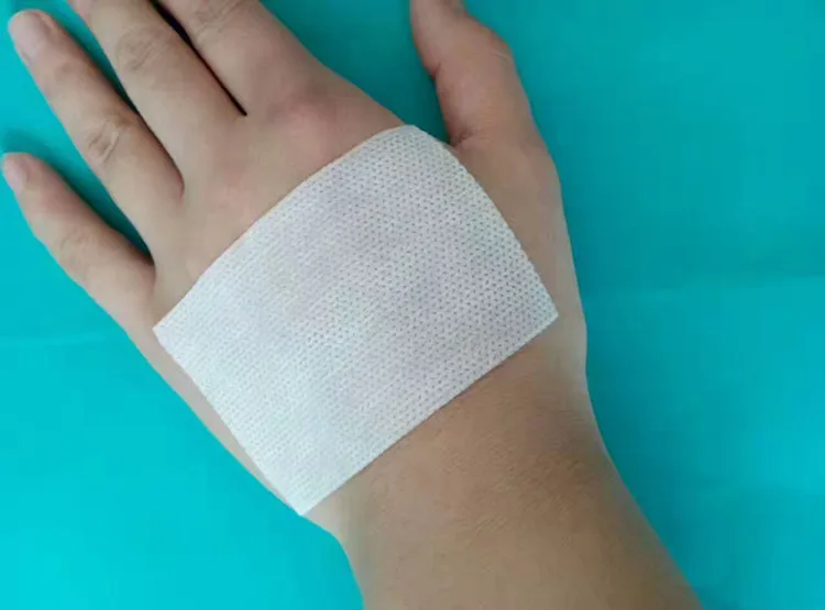 Нетканый лейкопластырь лента. Повязка нетканая. Лейкопластырь 10х10 adhesive wound dressing. Стерильные повязки самоклеящиеся для ран водонепроницаемый. Лейкопластыри медицинские ран.