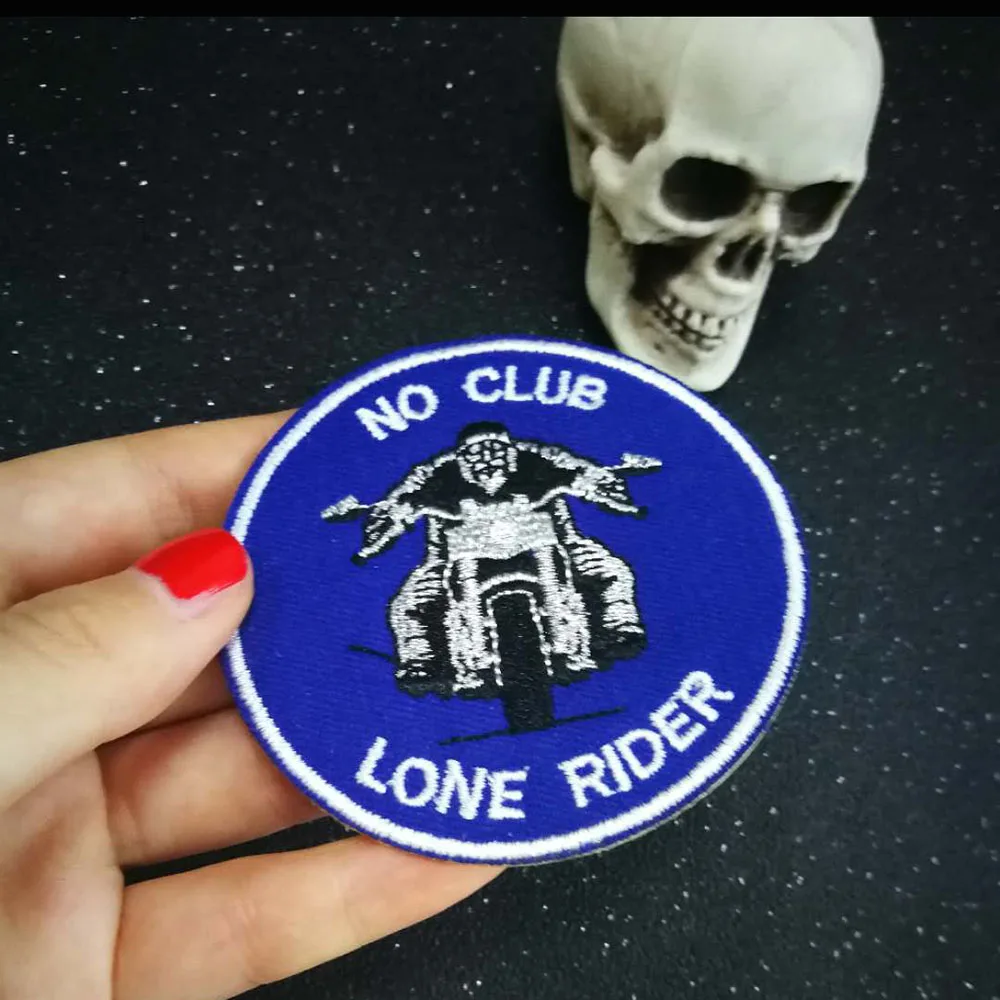 NO CLUB LONE RIDER вышивка Байкерская нашивка металлическая серебряная нить Синий и Красный Железный на наклейках одежда аксессуары значки - Цвет: blue 2pcs