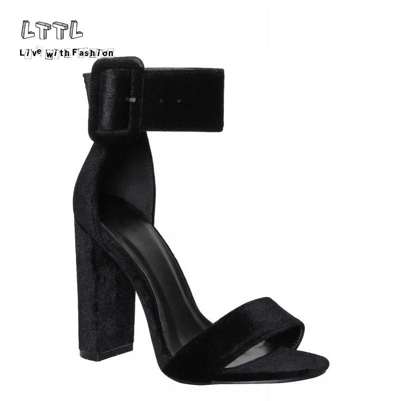 heidi_black_velvet_angle