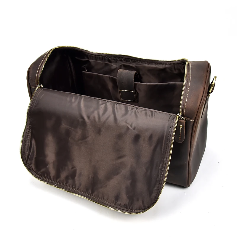 Présentation des poches et grande capacité du sac en cuir