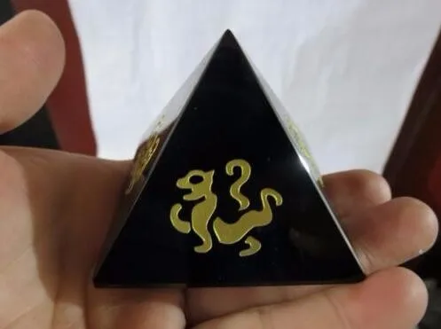 Резьба на надписном языке натуральный идеальный обсидиан пирамида из кристалла кварца