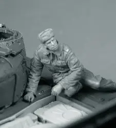 Весы модели 1/35 Современный русский танкер сидя Солдат Рисунок исторические Второй мировой войны Смола Модель Бесплатная доставка