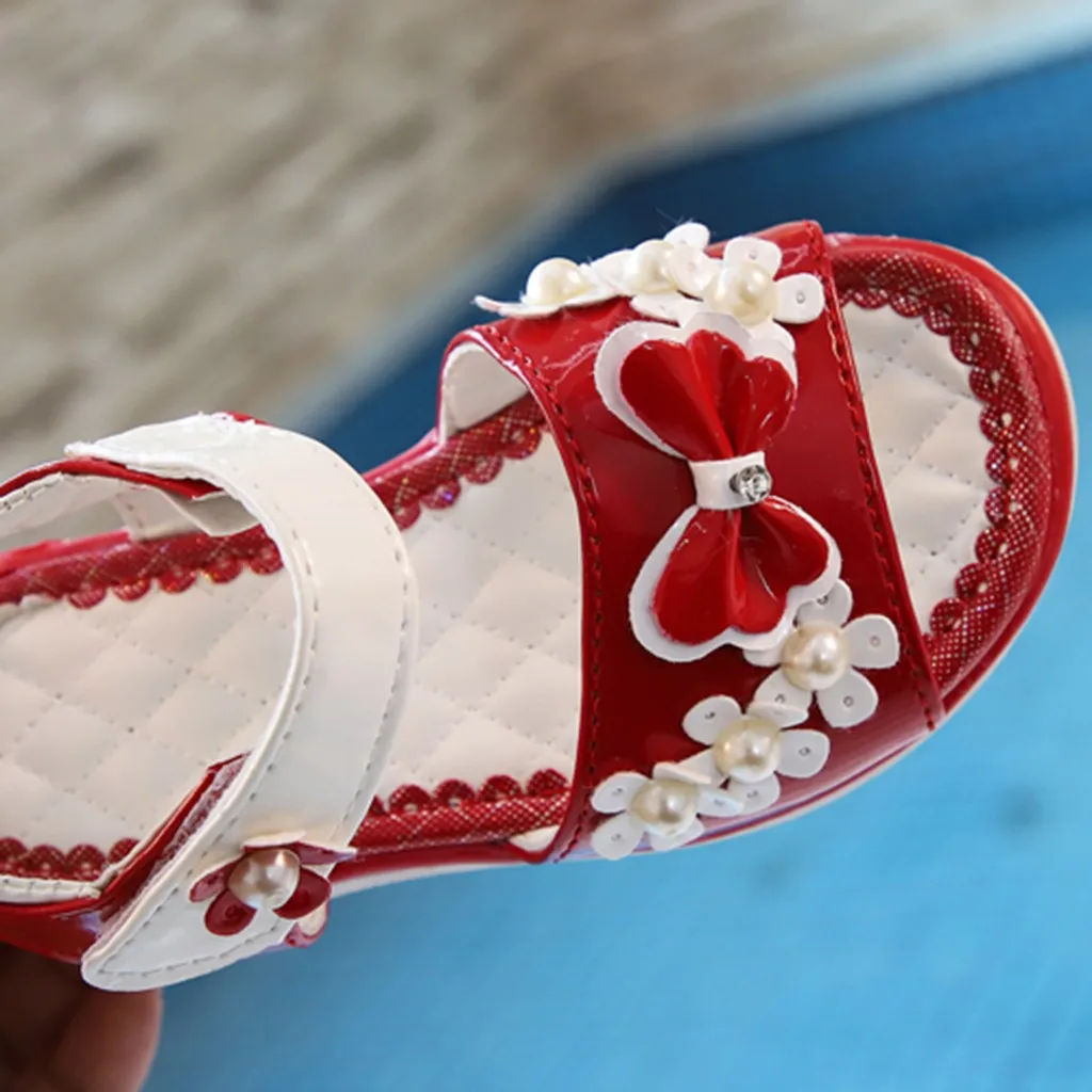 MUQGEW для маленьких детские сандалии для девочек для маленьких детей, с жемчугом и с цветочным принтом для девочек, с завязками на бант, обувь для принцессы сандалии Летняя одежда для маленьких девочек, пляжная обувь