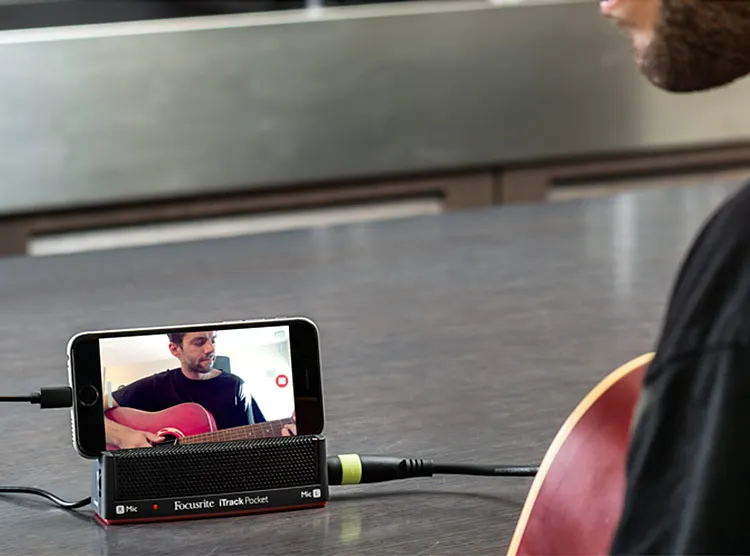 Focusrite iTrack карманный портативный стереомикрофон для выступлений на YouTube, аудио гитарный интерфейс, записывающая звуковая карта