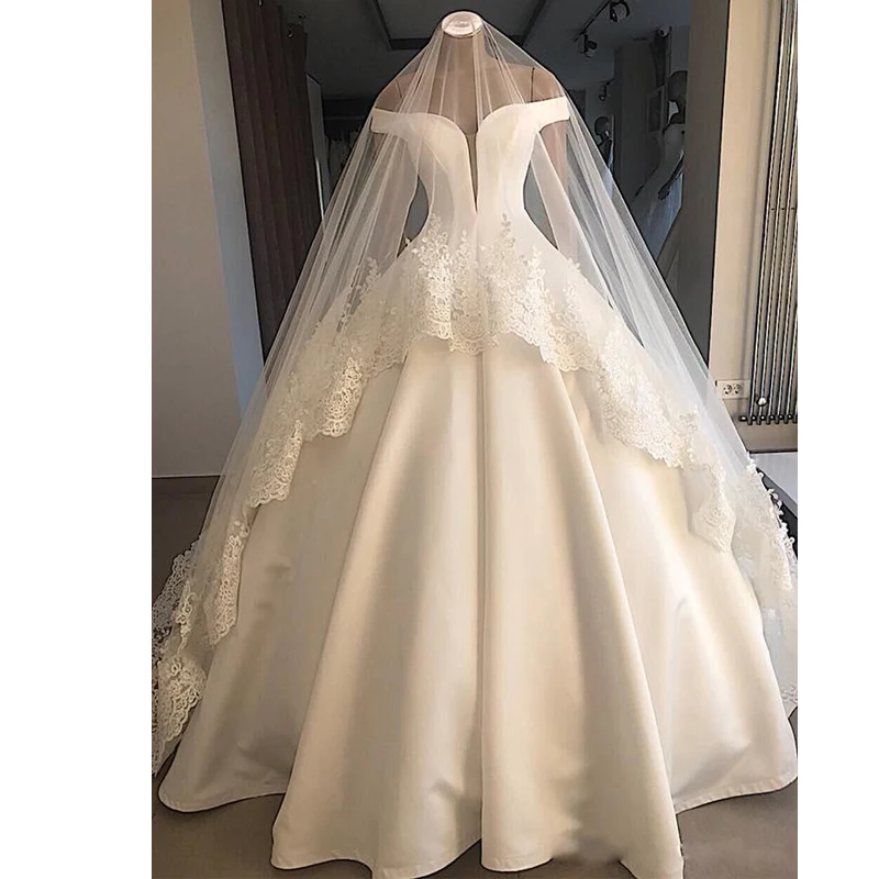 

Elegant Off the Shoulder Ball Gown Wedding Dresses Backless Ruffles Satin Wedding Gowns Bridal Dress with Wedding Veil
