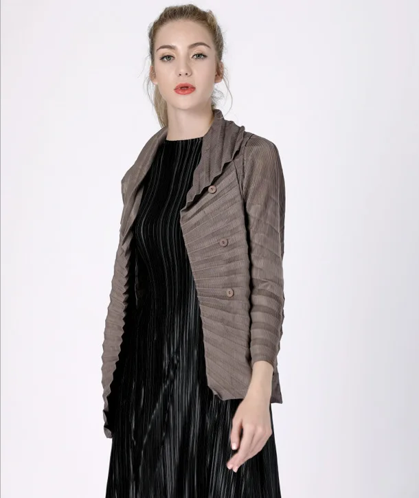 Женское однобортное пальто Changpleat однотонное Плиссированное Miyak модель C0780780 на
