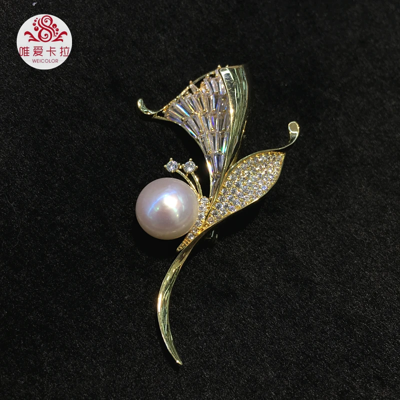 

WEICOLOR High Quality Hand Shaped Silver and Golden Metal With Best Rhinestone and Natural Freshwater Pearl Brooch.