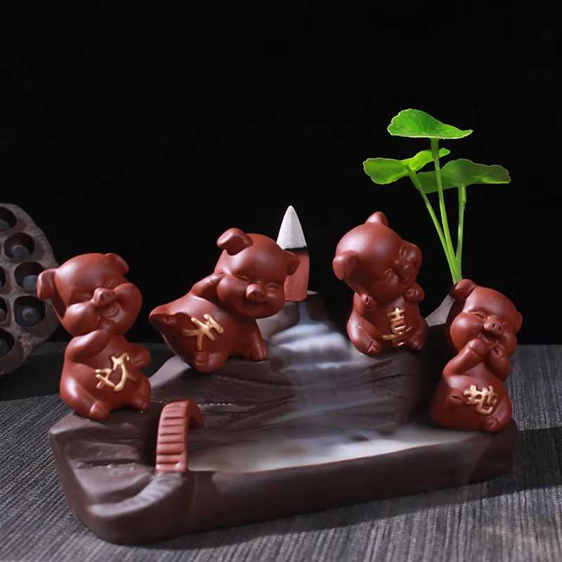 

Humidifier Aromaterapia Encens Is Decorated With Money To Attract Money, Pigs, Sand, Incense, Sandalwood, Tea, Table And So On.